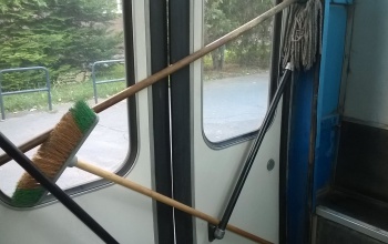 Felmosóval zárják az ajtót a helyi járaton