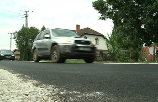 A szélesebb úton bemegy a helyijárat is a Vak Bottyán utcába