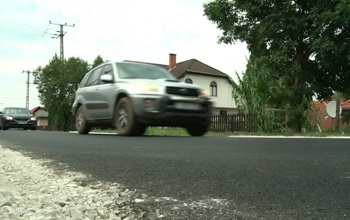 A szélesebb úton bemegy a helyijárat is a Vak Bottyán utcába