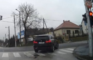 A BMW-s, akit a piros lámpa sem tart vissza