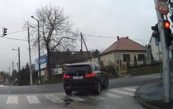 A BMW-s, akit a piros lámpa sem tart vissza