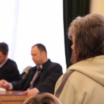 P. Erika megrendülten áll a bíróságon, a sírás határán van.