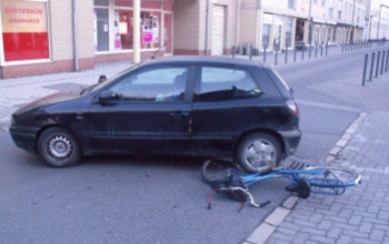 Beszorult a kocsi alá