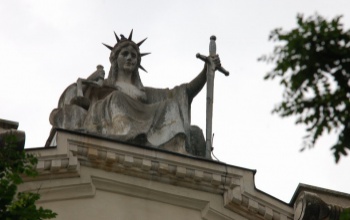Iustitia szobra (Kaposvári Törvényszék)