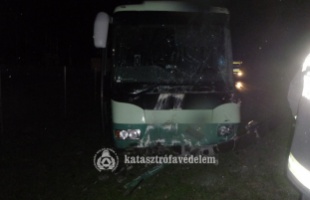 Az árokba csapódott egy busz Csombárdon, a sofőr könnyebben megsérült