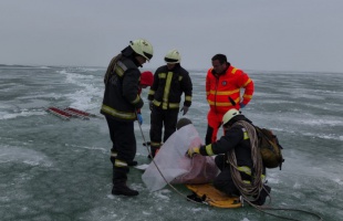 Korcsolyázók és kutyák alatt szakadt be a jég pénteken a Balatonon