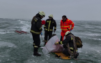 Korcsolyázók és kutyák alatt szakadt be a jég pénteken a Balatonon