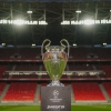 A Bajnokok Ligája trófeája a Puskás Arénában (Fotó forrása: Facebook / UEFA Champions League)