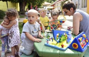 Emelkedik a bölcsődei szakdolgozók bére, bővül a bölcsődei férőhelyek száma