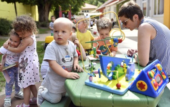 Emelkedik a bölcsődei szakdolgozók bére, bővül a bölcsődei férőhelyek száma