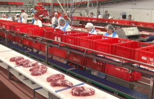 Ellenőrizni fogják, hogy a kereskedők csökkentik-e a sertéshús árát