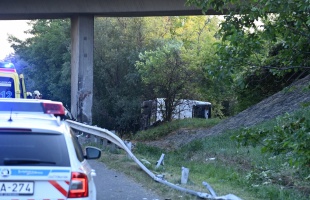 Horvátországban nyaraló magyar turistákat szállított az M7-esen balesetet szenvedett busz