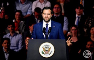 Telefonon jelentkezett be Donald Trump J.D. Vance beszéde közben Budapesten