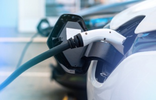 Ezt teszi a meleg az elektromos autókkal