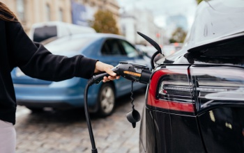 Hétfőtől kérhetnek támogatást a vállalatok elektromos járművek beszerzéséhez