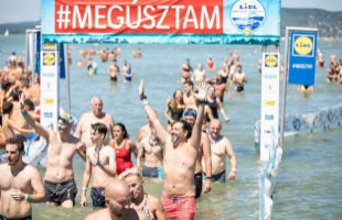 Szombatról elhalasztották a Balaton-átúszást