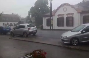 Balatonlellét bezzeg rendesen elverte a jég. Videó!