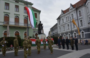 Felvonták a nemzeti lobogót a Kossuth téren