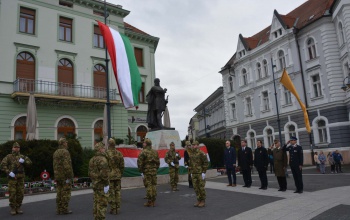 Felvonták a nemzeti lobogót a Kossuth téren