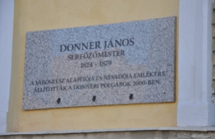 Felavatták Donner János felújított emléktábláját a Donner kapujánál