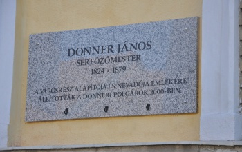 Felavatták Donner János felújított emléktábláját a Donner kapujánál