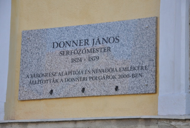Felavatták Donner János felújított emléktábláját a Donner kapujánál