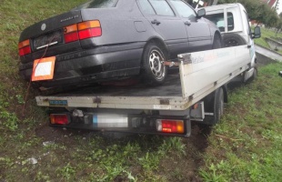 Árokba csúszott egy autót szállító teherkocsi Böhönyén