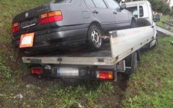 Árokba csúszott egy autót szállító teherkocsi Böhönyén