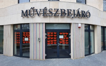 Vörös szívekkel díszítették a Csiky Gergely Színház ablakait