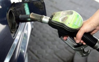 Árrekord: jön a 446 forintos benzin