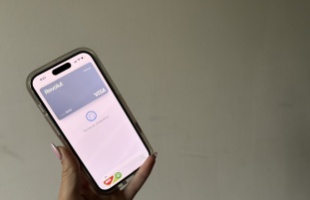 Nem végezte el a gyári visszaállítást a telefonján, több  mint 200.000 forint kár érte