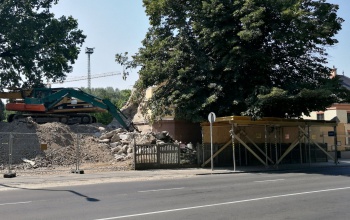 Paraván és tető védi az óvóhely mellett közlekedőket