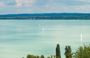 Augusztus 20-a után sem zár be a Balaton – egyre hosszabb a tó turisztikai szezonja