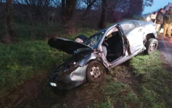 Árokba hajtott, feszítővágóval szabadították ki a sofőrt