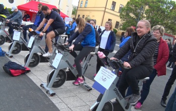 Több mint háromezer kilométert tekernek le csütörtökön a Kossuth téren