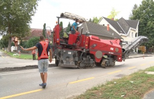 Aszfaltmaróval gyorsítják a 2,5 km távhővezeték fektetési munkálatait
