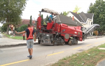 Aszfaltmaróval gyorsítják a 2,5 km távhővezeték fektetési munkálatait