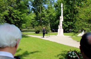 A nemzetvesztő lúzer, kinek szobrot állítottak