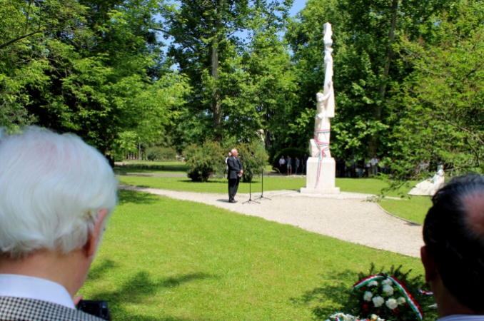 A nemzetvesztő lúzer, kinek szobrot állítottak