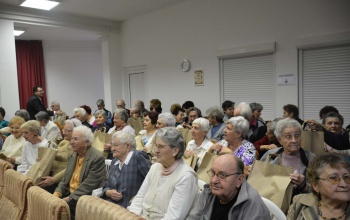 Ajándékokkal és ünnepi előadással kedveskedtek az időseknek