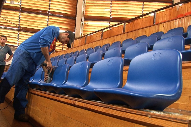 Vandálbiztos székekkel várja a szurkolókat a sportcsarnok