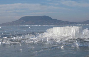 A jégzajlás miatt még veszélyes a Balaton jege