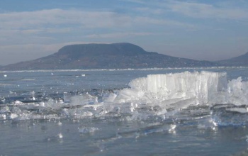 A jégzajlás miatt még veszélyes a Balaton jege