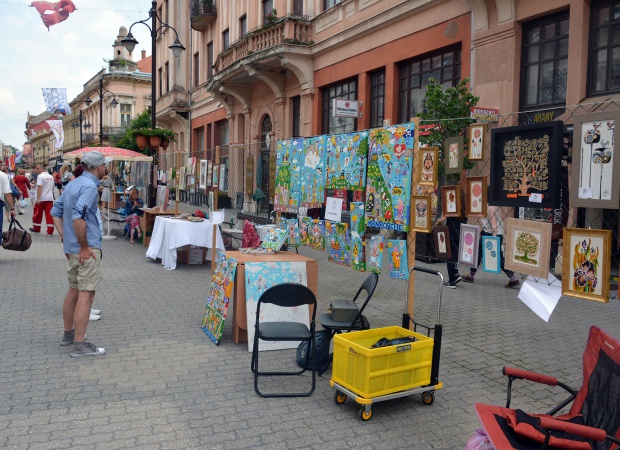 Festői hangulat a sétálóutcán