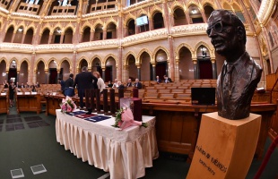 A tudomány csapatjáték, és büszkeség a magyarok jó szereplése - Átadták az idei Gábor Dénes-díjakat