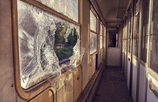 Évente több mint 100 millió forint kárt okoznak a MÁV-VOLÁN-csoport járműveiben