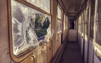 Évente több mint 100 millió forint kárt okoznak a MÁV-VOLÁN-csoport járműveiben