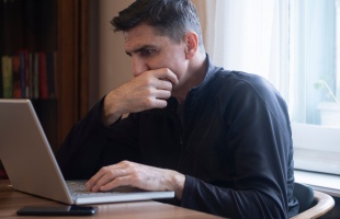 Egyre több magyar férfit vernek át az online csalók