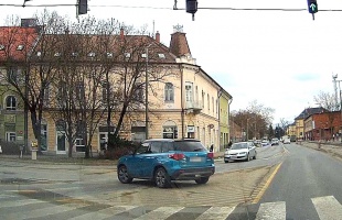 Hiába a tábla, hiába a hatalmas felirat, vannak autósok, akik rossz irányból hajtanak be a Petőfi térre