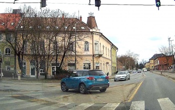 Hiába a tábla, hiába a hatalmas felirat, vannak autósok, akik rossz irányból hajtanak be a Petőfi térre